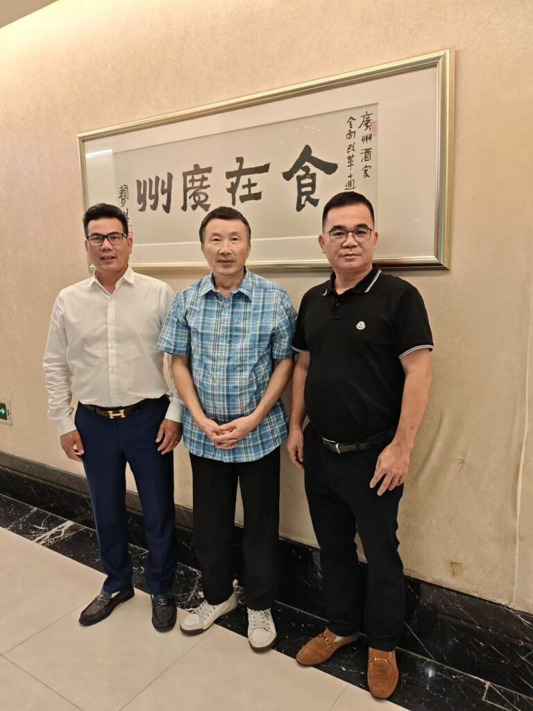 加拿大加西总商会创会会长关荣坚与嘉宾合影