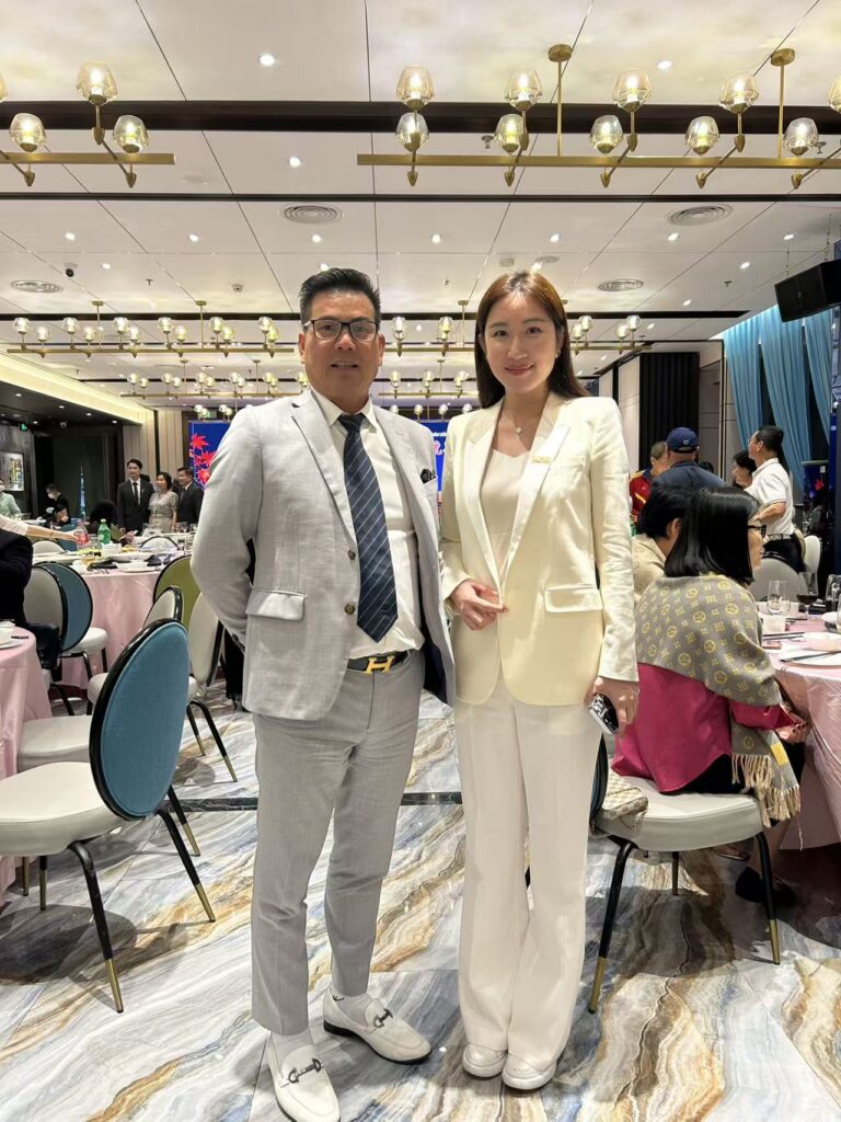 关荣坚在庆祝晚宴现场与嘉宾合影