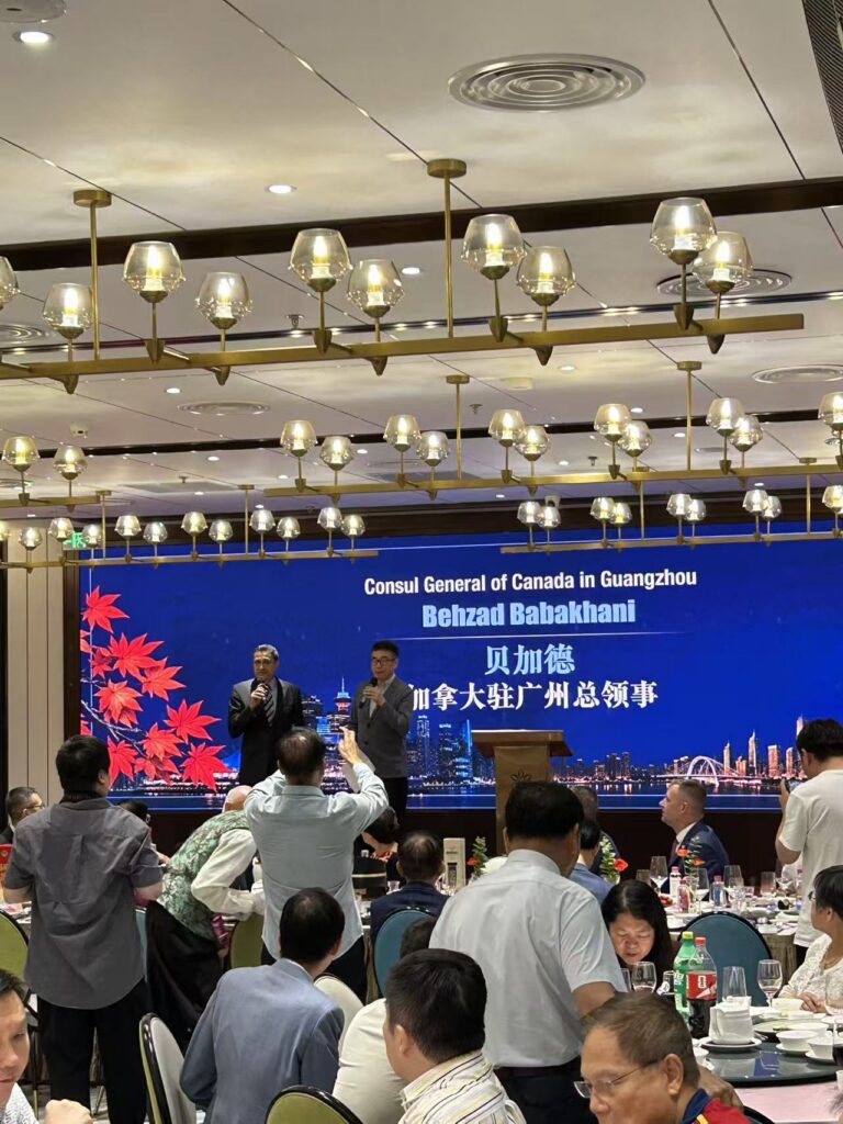 加拿大驻广州总领事贝加德在晚宴上发言